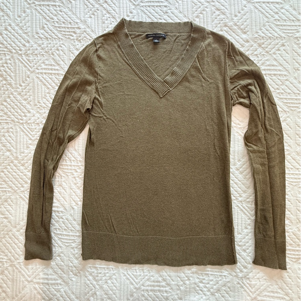 Banana Republic Women’s V-Neck Sweater in Olive